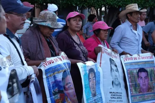Padres de los 43 piden que UIF investigue a Murillo Karam y Tomás Zerón