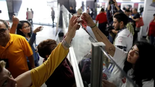 Por San Valentín, regalan miles de condones en el Metro de CDMX