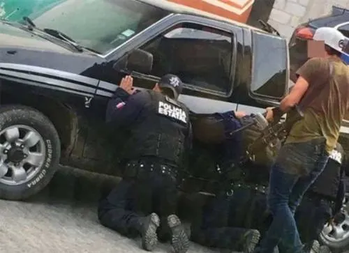 Policías secuestrados por comando son liberados con mensajes para mandos policiacos