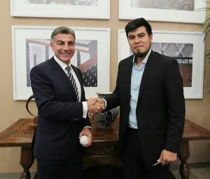 Gali recibe al beisbolista de Los Padres de San Diego, César Vargas