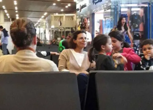 Captan a la esposa de Duarte y sus hijos en el aeropuerto; viajan a Londres