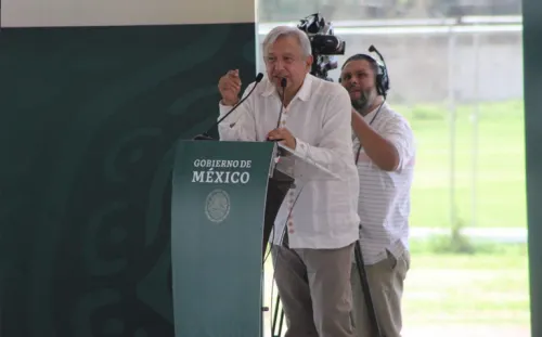 A mano alzada, AMLO cancela Metrobús en Durango