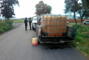 Aseguran camioneta que transportaba contenedores con combustible