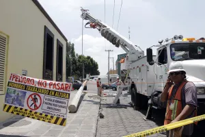 Empresas que hagan movimientos en postes de luz, tendrán que pagar
