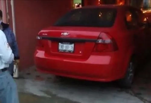 Familia encadena su auto por miedo a que se los roben