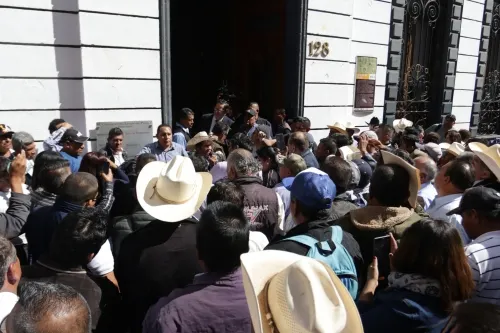 Ediles auxiliares se manifiestan en el Congreso, demandan recursos y un sueldo
