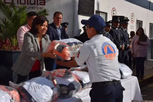 Entrega edil de San Pedro Cholula uniformes a bomberos y obras en Almoloya