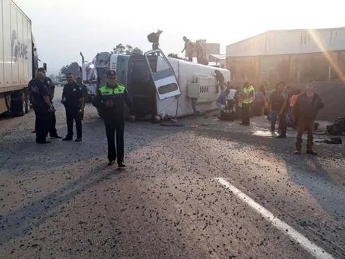Vuelca autobús en la México-Puebla; al menos 40 lesionados