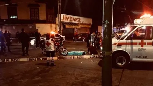 Fallece repartidor de Uber Eats tras impactarse contra microbús del transporte publico