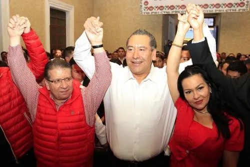 Transportistas son obligados a colocar propaganda del PAN, acusa Doger Guerrero