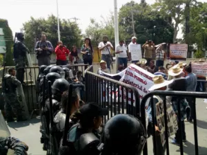 Policías antimotines bloquean marcha de maestros