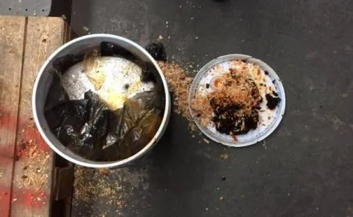 Descubren 100 kg de droga en botes de mole poblano en San Felipe Hueyotlipan