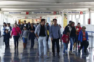 Anuncia SCT descuentos de 50 y 25 por ciento a estudiantes y maestros en transporte