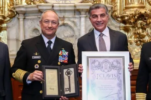 Entrega Tony Gali Clavis Palafoxiana al Almirante Vidal Francisco Soberón Sanz, Secretario de Marina