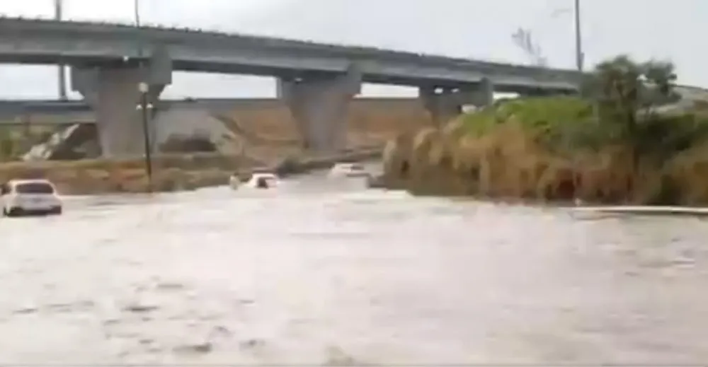 Autos quedan varados tras inundación en incorporación de Chachapa