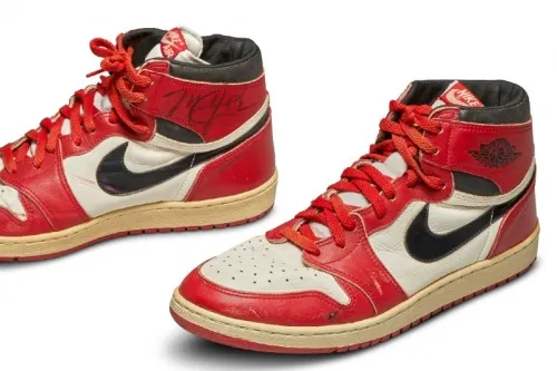 Subastan en 560 mil dólares tenis autografiados de Michael Jordan