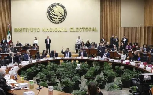 INE ordena a gobierno no incluir logos de partidos en su propaganda