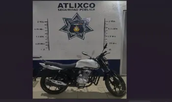 En Atlixco: Policías recuperan motocicleta reportada como robada