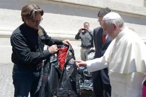 Papa Francisco rompe esquemas; le regalan una Harley Davidson