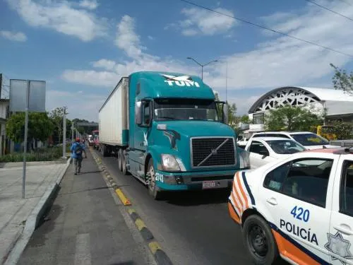 Asegura policía de San Pedro Cholula tráiler robado con mercancía