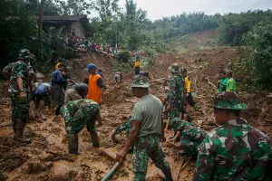 Mueren al menos 35 personas en Indonesia por deslaves