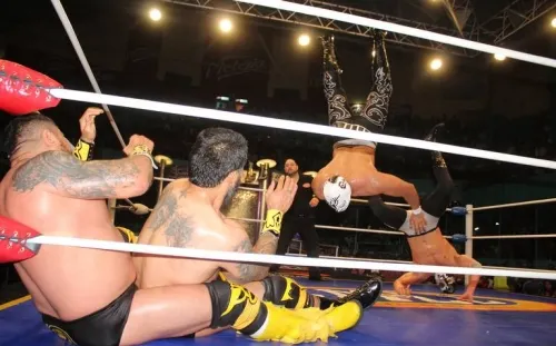 Los Dinamita hacen boom a Los Ingobernables en la Arena Puebla