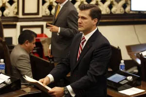 PVEM propone candados para la venta de un vehículo