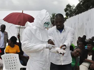 Suman 2,800 muertos en África occidental por ébola