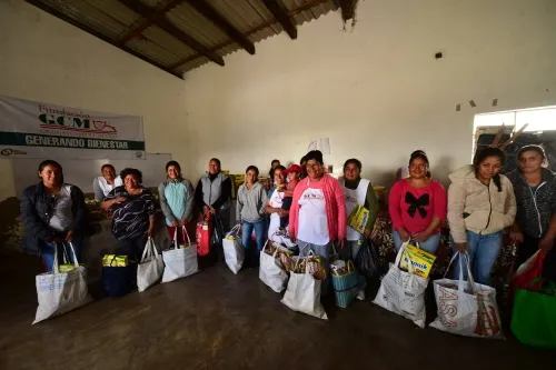 Apoya Granjas Carroll a más de 50 familias vulnerables con despensas en Frijol Colorado