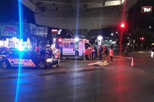Sale a correr y auto la embiste frente a Plaza Loreto