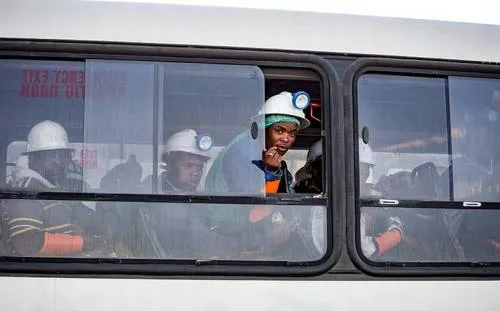 Rescatan sanos y salvos a mineros atrapados en Sudáfrica