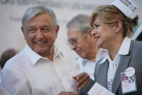AMLO pide a enfermeras ayudarlo a resguardar medicamentos