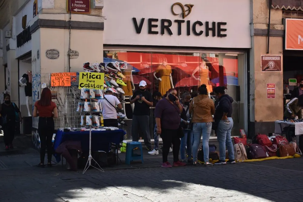 Pese a Decreto ambulantes se siguen colocando en calles del CH de Puebla