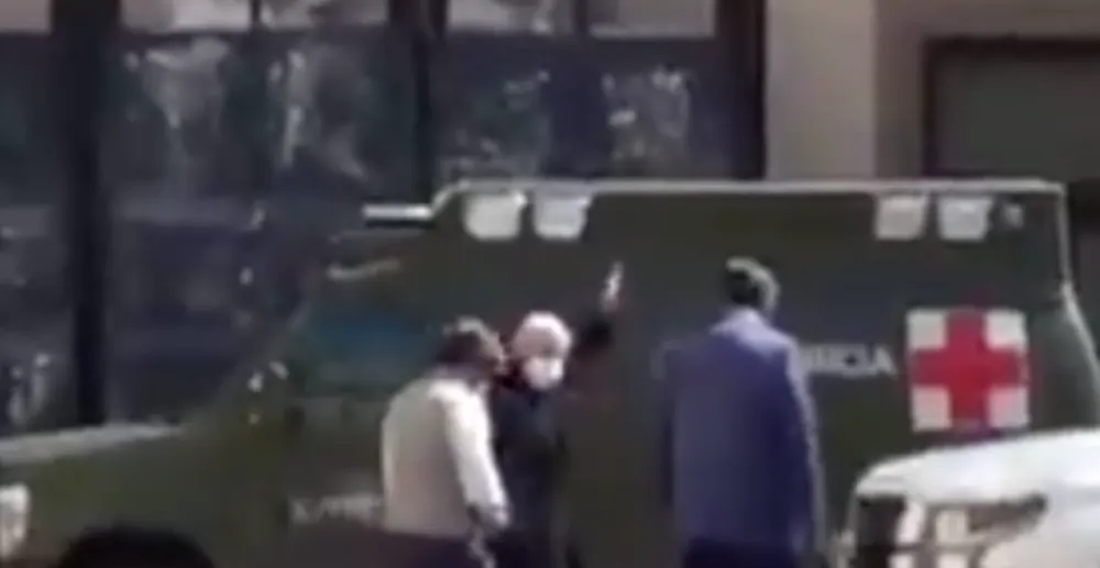Tras 11 días de confinamiento por COVID-19, reaparece AMLO recorriendo Palacio Nacional