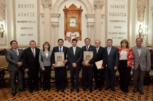 Entregan títulos de “Visitantes Distinguidos” a embajadores de El Salvador y Panamá