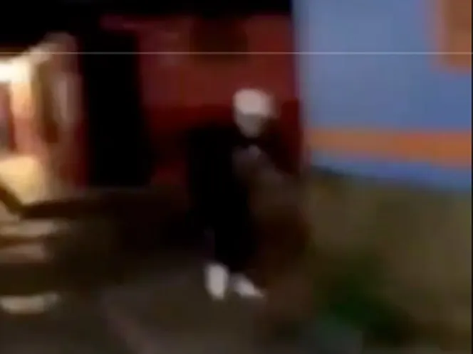 Joven avienta a una persona de la tercera edad y se burló de su acto mediante Redes Sociales