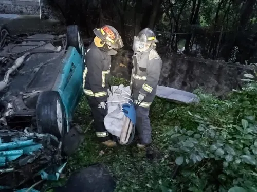 Muere hombre al caer con carro a barranca