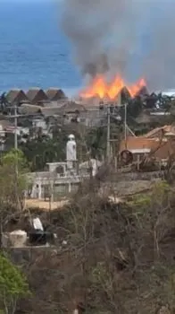 Incendio alcanza al menos 10 negocios de Zipolite, Oaxaca