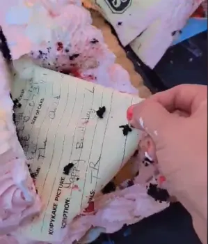 Hojas de papel y un guante desechable dentro de un pastel