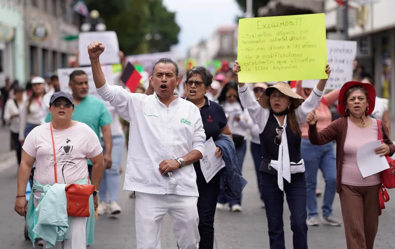Sheinbaum pide atender demandas de trabajadores del IMSS ante protestas por carencias laborales