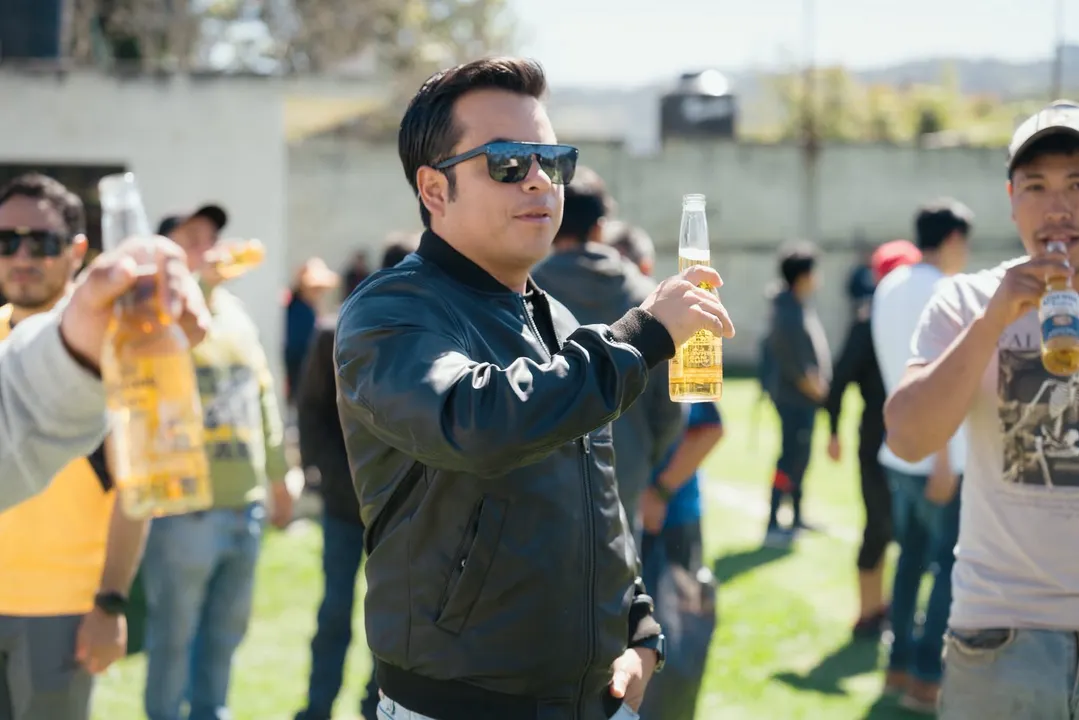 Critican a alcalde de Tlatlauquitepec por presumir consumo de alcohol en evento deportivo con menores