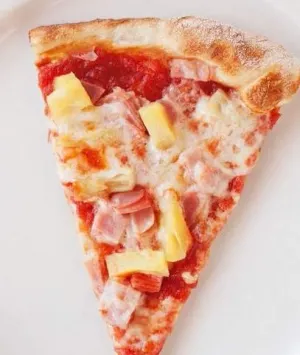 El presidente islandés quiere prohibir la piña en la pizza… pero no puede