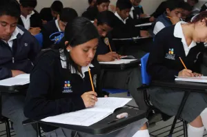 No se debe condicionar la entrega de uniformes gratuitos para alumnos
