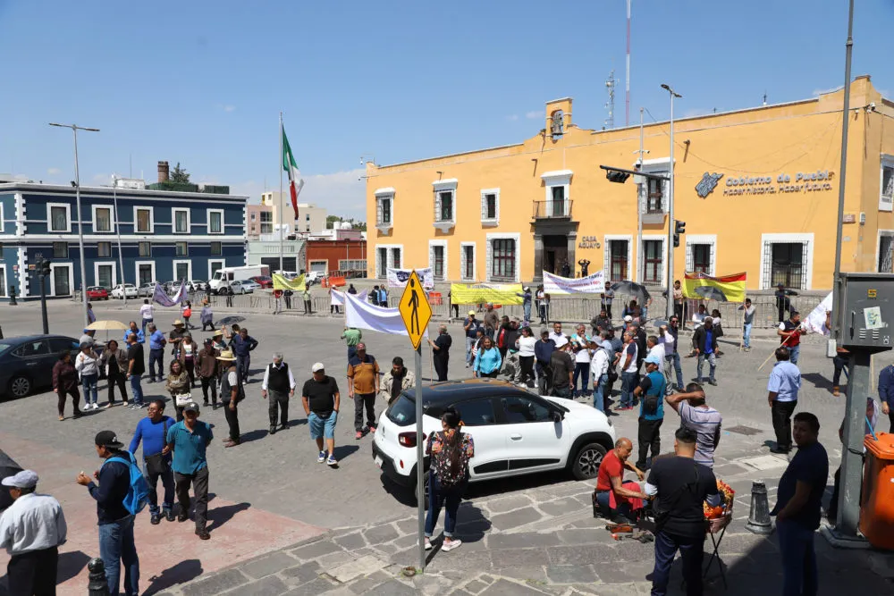 Transportistas se manifiestan en Casa Aguayo