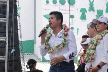 Educación y 6 mil mdp en créditos ofrece Eduardo Rivera en la Central de Abastos