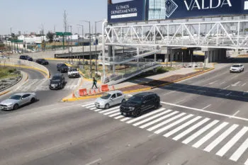 Poblanos se manifiestan en contra del paso peatonal sobre la Vía Atlixcáyotl