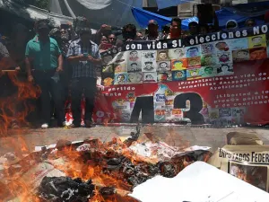 Consignan en Oaxaca a 17 por quema de urnas