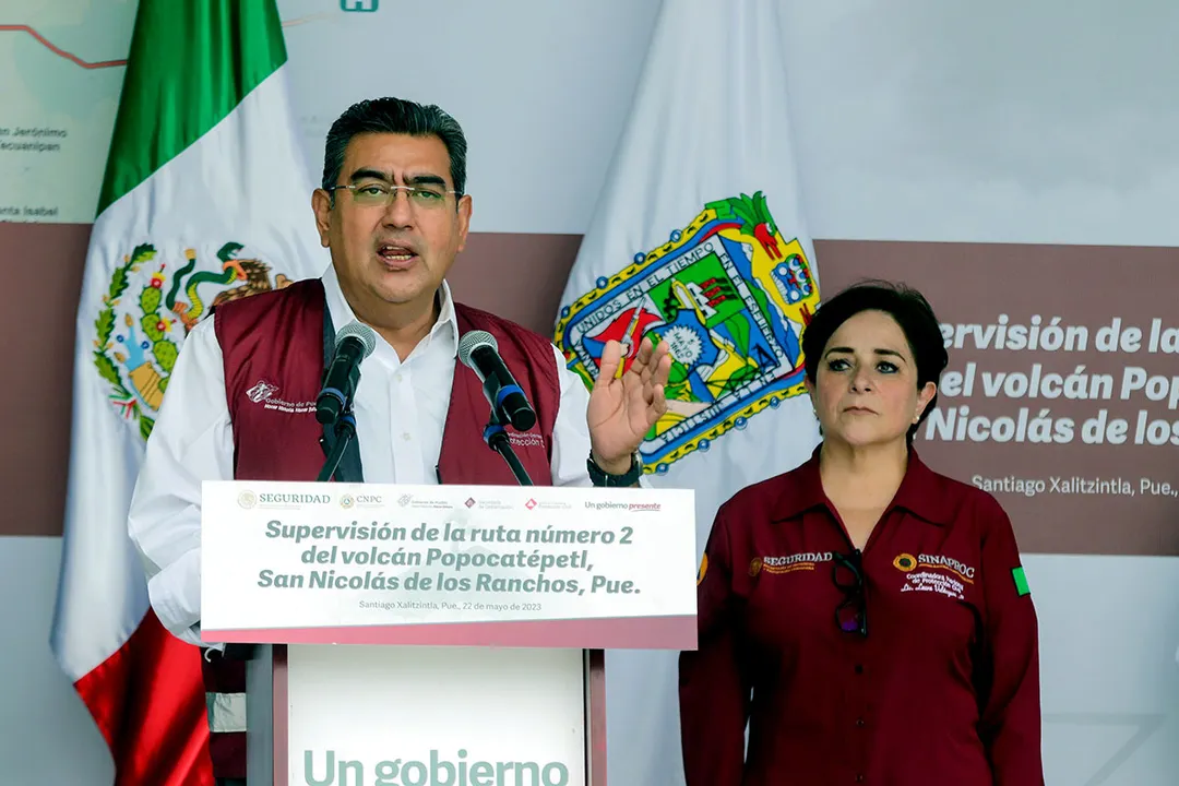 Sergio Salomón Céspedes Peregrina, gobernador del estado de Puebla, y Larua Velázquez Alzúa, titular de la Coordinación Nacional de Protección Civil. Foto: Arlette Gordian / esimagen.mx