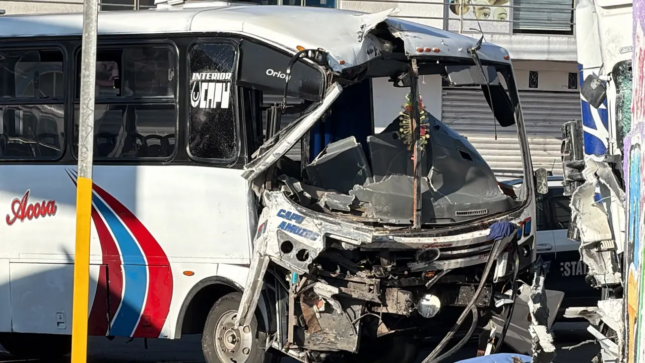 Choque entre autobús y tráiler