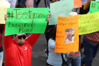 Se manifiestan en desfile del 5 de mayo familiares de Guillermo Raúl, joven desaparecido en Amozoc 